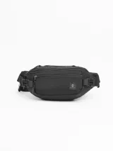 Riñonera negra con múltiples bolsillos con cierre y correa ajustable con hebilla.