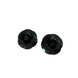 Aros colgantes con forma de flor de camelia, hechos de resina brillante color negro.