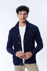 Cardigan de punto azul marino con cuello esmoquin, cierre frontal con botones y mangas largas.