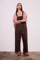 Enterito marrón con estampado animal print, con tirantes y botones.