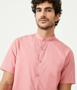 Camisa de hombre color salmón, corte slim, manga corta y cuello mao.
