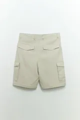 Bermuda cargo color beige con bolsillos laterales y traseros.