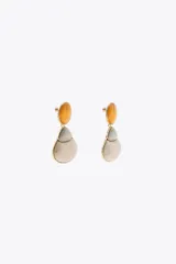 Aros metálicos dorados tipo botón con colgante de diferentes piezas realizadas en resina a color: círculo color ámbar, triángulo color gris y trapecio color crema. Cierre con tuerca.