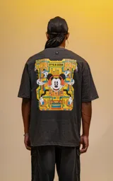 Remera gris melange de algodón con cuello redondo y calce oversize. Estampado en la espalda con diseño de Mickey Mouse DJ y la frase "It's a Vibe".