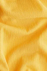 Vestido midi amarillo con textura arrugada, breteles finos y escote recto.