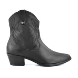 Bota corta de cuero sintético color beige, con diseño estilo western y bordados decorativos. Tiene un pequeño logo metálico en el lateral y un tacón bajo de bloque.