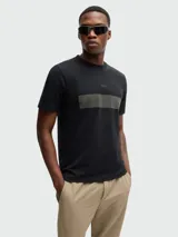 Camiseta negra de algodón elástico con cuello redondo y manga corta. Presenta una banda horizontal con diseño a cuadros y el logo de la marca en el pecho.