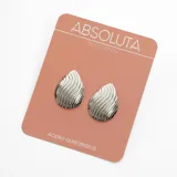 Par de caravanas plateadas con forma de gota y diseño de ondas horizontales. Hechas de acero quirúrgico hipoalergénico.