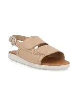 Sandalia color beige con capellada de cuero, suela blanca y ajuste con hebilla.