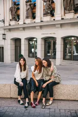 Botines bajos con estampado animal print en tonos verde y negro, con escote en V y borlas decorativas en el empeine.