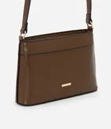 Cartera bandolera marrón de cuero sintético con cierre de cremallera y correa larga ajustable.