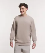 Buzo deportivo manga larga color beige, con cuello redondo y etiqueta aplicada en el ruedo.