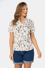 Camisa de manga corta con cuello camisero y estampado floral.