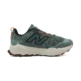 Championes de trail running New Balance color gris con detalles en verde, negro y naranja.