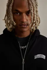 Campera negra con capucha, cierre frontal y bolsillos laterales. Estampado blanco con texto en el pecho.