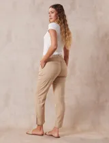 Remera blanca de rib, marca Tahari, con cuello redondo a la base y mangas cortas.