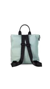 Mochila negra de nylon capitoneada con bolsillo principal con cierre, dos bolsillos frontales con cierre y asa superior.