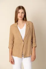 Blazer color beige de lino con mangas 3/4 y un botón.