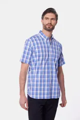 Camisa de manga corta con cuello abotonado y estampado a cuadros en tonos celeste, azul y blanco.
