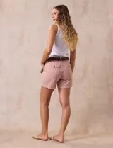 Short color beige de algodón con pretina con pasadores, cierre y doble abotonadura. Delantera con bolsillos y botón en bolsillos traseros. Incluye cinturón trenzado marrón.