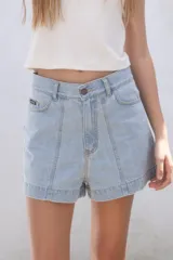 Short de denim negro, tiro medio.