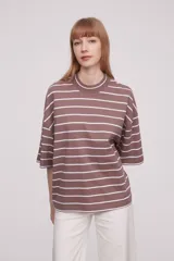 Remera de algodón con rayas horizontales en tonos marrón y blanco, de manga 3/4 y corte amplio.