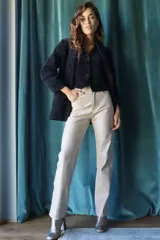 Blazer negro de pana con hombreras, forro y detalle en las mangas.