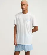 Conjunto de pijama corto para hombre, compuesto por una remera de manga corta con cuello redondo y bolsillo en el pecho, y un short con cintura elástica. Diseño a rayas finas.