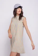 Vestido corto estampado con cuello alto y sin mangas. Cuenta con pequeños volados en hombros y cuello.