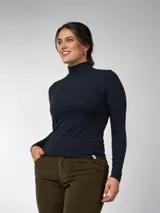 Camiseta polera de algodón negro, de calce ajustado y con mangas largas.
