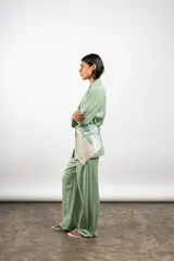 Pantalón verde menta de lino, de corte palazzo y tiro alto.