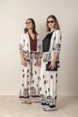 Blazer italiano de lino y viscosa color crudo con estampado de hojas en marrón oscuro. Manga tres cuartos con presilla y corte suelto.