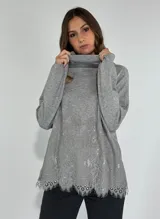Sweater gris con cuello alto y diseño de encaje en la parte inferior.