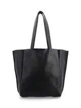 Cartera tipo shopper de cuero color negro, con terminaciones al corte y bolsillo interno con cierre.