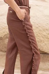 Pantalón marrón de lino con volados laterales y en la pretina, corte recto y detalles a contratono.