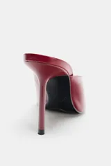 Sandalia de tacón color rojo, con punta abierta y tacón fino.