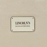 Billetera larga negra con cierre perimetral y placa metálica con logo. Posee múltiples compartimentos internos para tarjetas y documentos, además de un bolsillo con cierre interior. Incluye correa de mano desmontable.