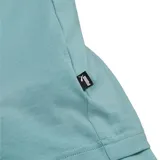 Remera Puma ESS+ 2 Col Logo Tee color verde azulado, de corte clásico con mangas cortas y cuello redondo. Presenta el logo de Puma estampado en blanco y negro en el pecho.
