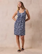 Camisón corto de tejido suave color lila con estampado de manchas difuminadas. Tiene escote redondo con botones y detalle plisado en el pecho.