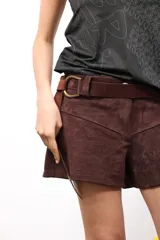 Cinto de cuero flexible color negro, con diseño envolvente y cierre de nudo.