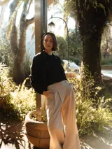 Cárdigan negro de punto con cierre de botones y bolsillos frontales. Confeccionado en mezcla de poliéster reciclado, poliéster y nailon.