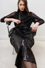 Falda larga negra con lentejuelas y forro interior.