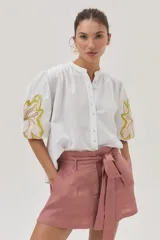 Short de lino color rosa con cintura elastizada y lazo para atar.