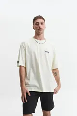 Remera de manga corta color verde con estampado de flores y texto en la espalda.