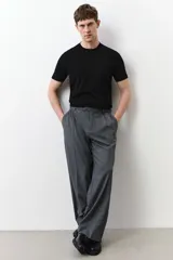 Remera negra de punto fino, con cuello redondo y mangas cortas. Corte ajustado.