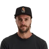 Gorra negra con visera plana y logo bordado de Roark Nomads en el frente.