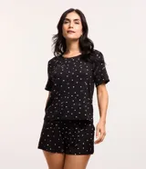 Conjunto de pijama negro con estampado de lunares, caritas sonrientes y la palabra "love". Incluye una blusa de mangas cortas y un short con cintura elastizada.