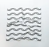 Pañuelo de seda con estampado que evoca ondas del mar, en tonos blanco y marrón.