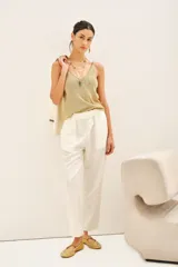 Pantalón recto color blanco de lino con bolsillos laterales y elástico interno en la cintura.