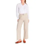 Pantalón de pierna recta y tiro alto color beige, con bolsillos estilo carpintero y cinturón con hebilla metálica.